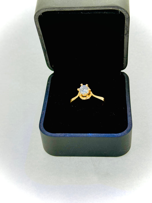 Elegant Gold Ring with Opalescent Stone